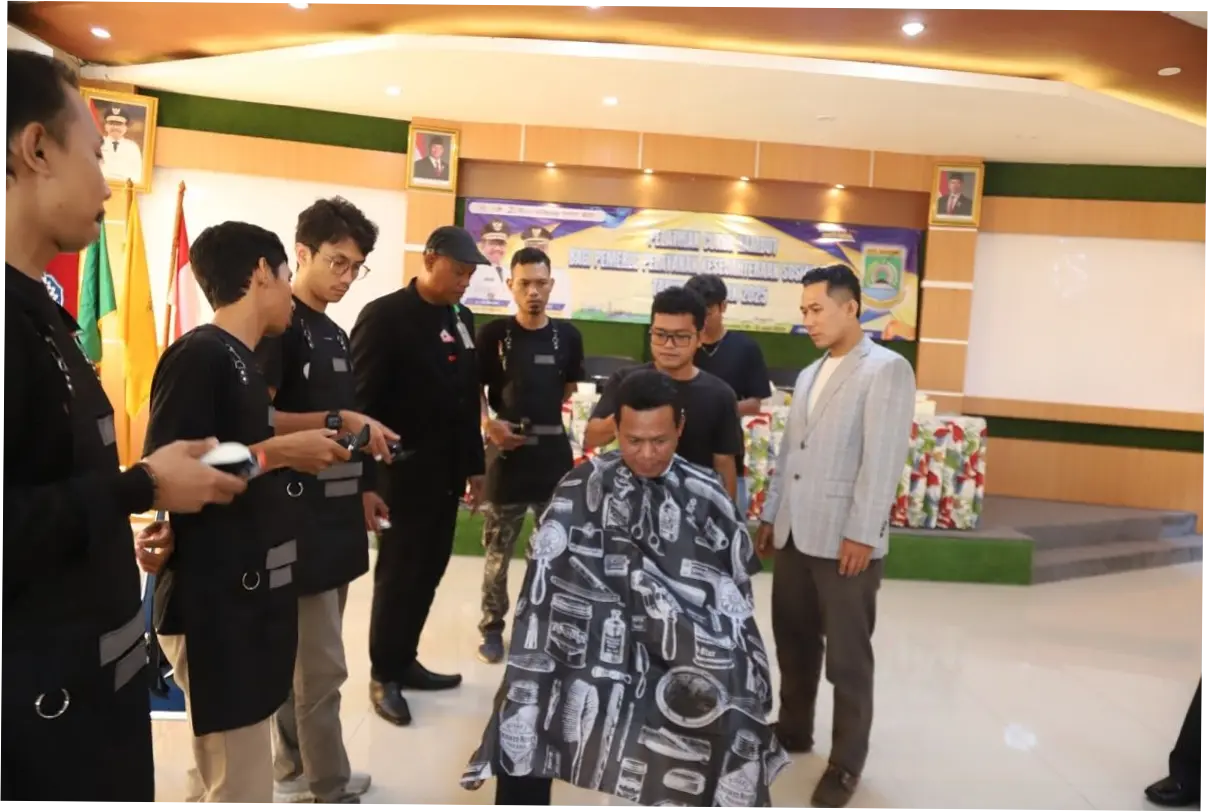Dinsos Tangerang Gelar Pelatihan Cukur Rambut Gratis untuk Meningkatkan Keterampilan Warga