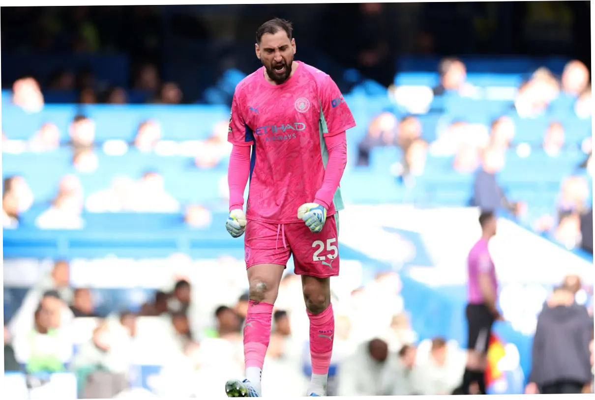 Perburuan James Trafford: Liverpool dan Chelsea Berebut Kiper Muda Manchester City