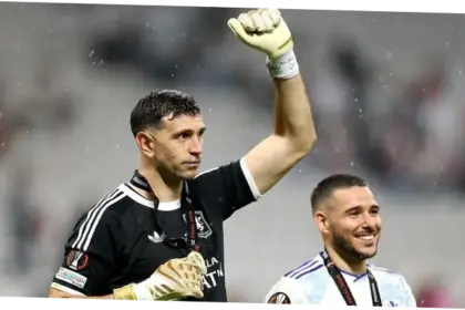 Emiliano Martínez Raih Gelar Liga Europa Meski Alami Patah Jari