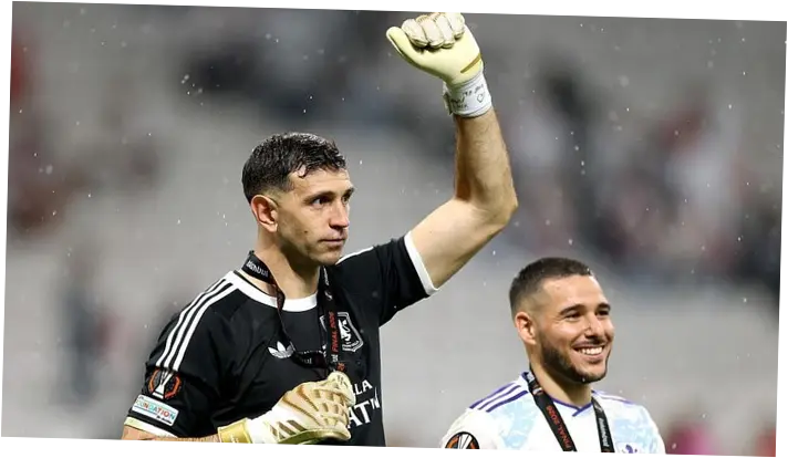 Emiliano Martínez Raih Gelar Liga Europa Meski Alami Patah Jari